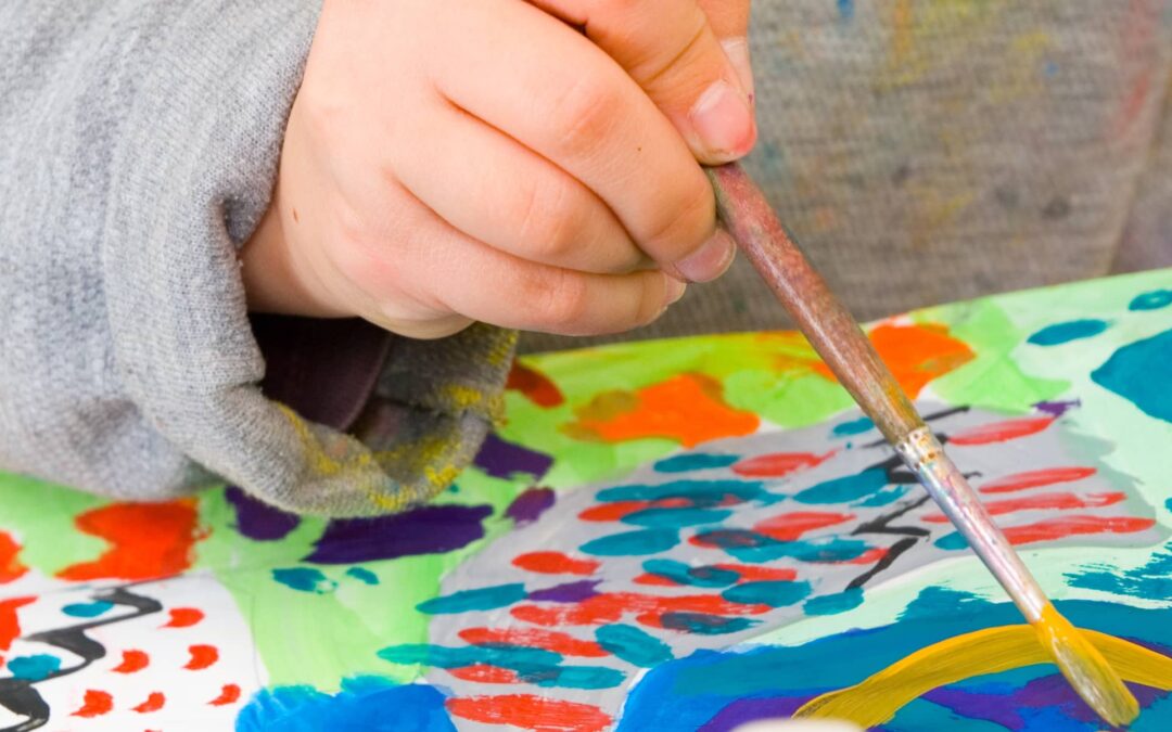 Cómo ayuda el arte al desarrollo infantil